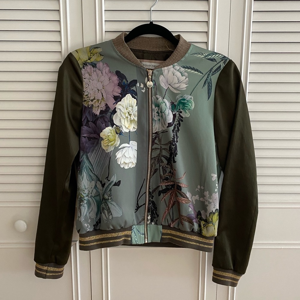 Chic bomber jacket from premium Italian brand